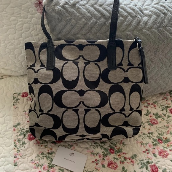 Coach purse - Picture 2 of 4